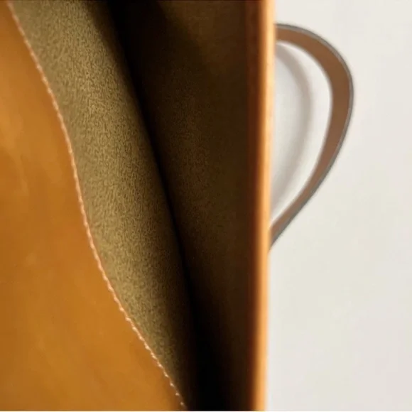 Elegant Tan and Cream Designer Shoulder Bag Set - Picture 9 of 16